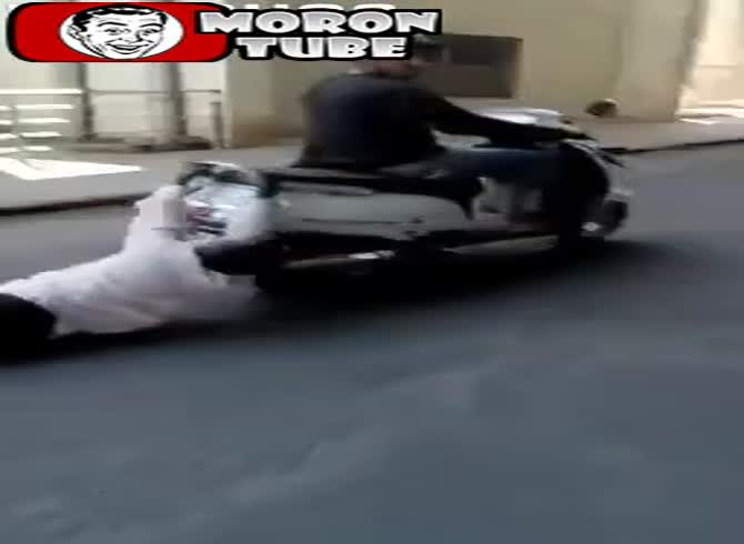 Video :Angrily, he clings to a scooter and is hauled a considerable distance!